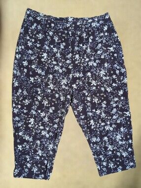 ❤️ Fashion Bug Navy Floral Capri Pants 18/20W